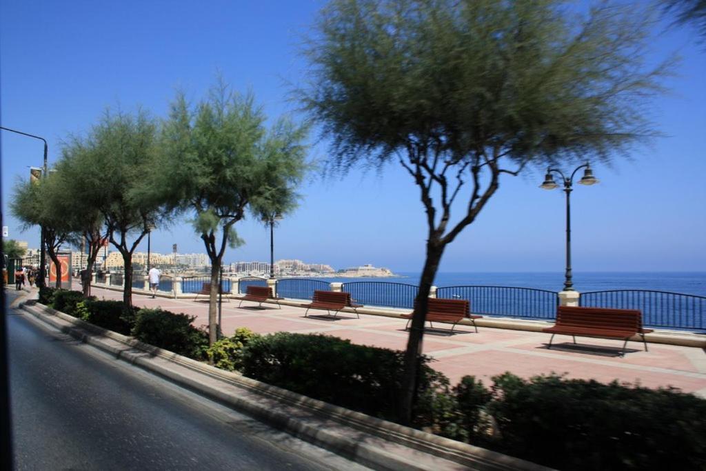 Luxury Apt W/ Side Seaviews And Pool, Top Location Sliema Exterior foto